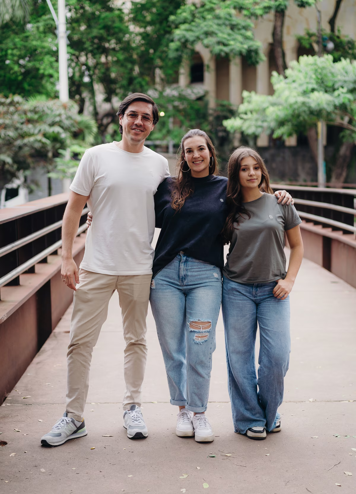 Familia detrás de Diez Diez posando juntos en Cali