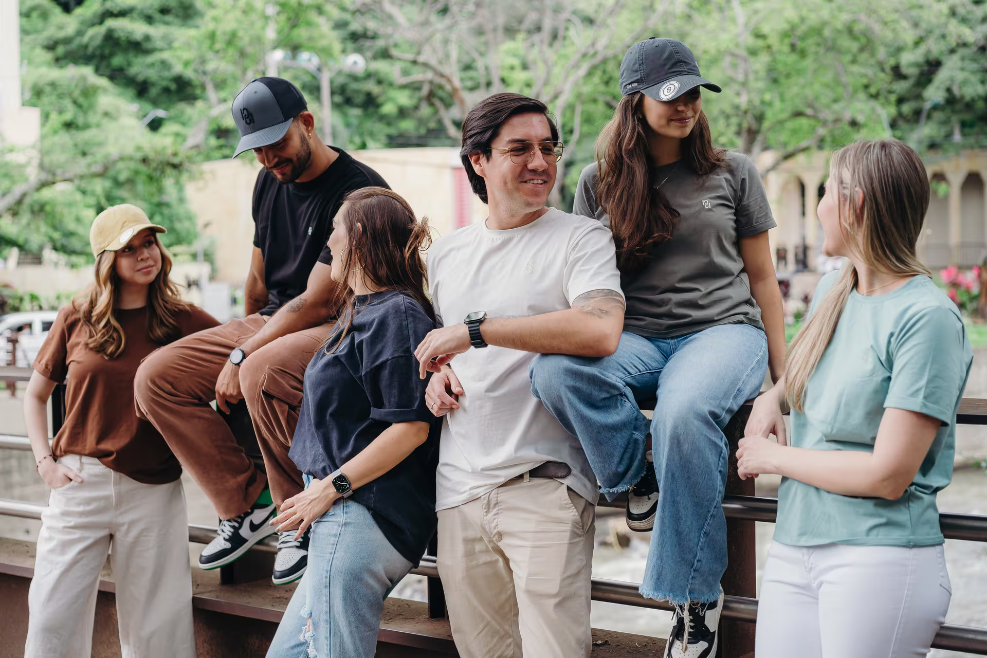 Equipo Diez Diez reunidos al aire libre en Cali